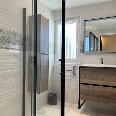 3 Pieces Refait A Neuf Avec Parking, 4 Couchages, Proche Et Commerces - - Fr-1-251-584 *