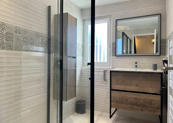 3 Pieces Refait A Neuf Avec Parking, 4 Couchages, Proche Et Commerces - - Fr-1-251-584 *